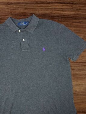Polo Ralph Lauren Men’s Gray Custom Fit Polo with Purple stitch. Tag Size Medium